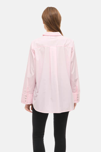 Chemise rose à manches longues de VILA®, vue de dos, avec des plis dans le dos et un pantalon noir.