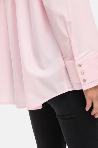 Chemise rose à manches longues de VILA, avec un poignet visible et des boutons argentés.