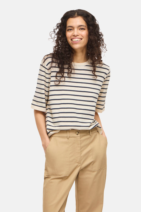 T-shirt beige à manches courtes de VILA®, avec un motif rayé et porté avec un pantalon kaki.