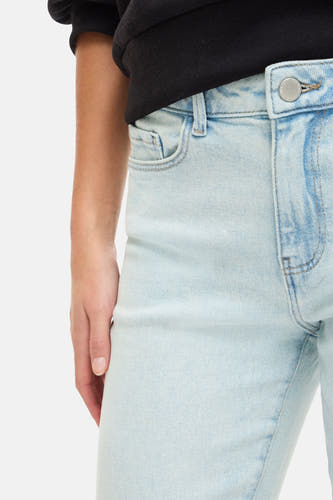 Jean droit bleu clair de VILA, avec délavage subtil et un style classique à cinq poches.