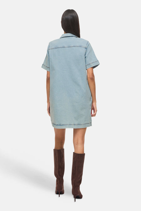 Robe en jean bleu clair à manches courtes de Vila, avec des bottes à talons marron.