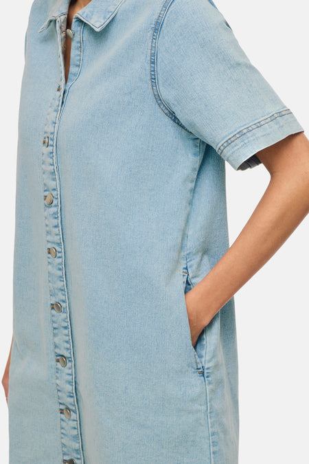 Robe en jean bleu clair à manches courtes de VILA®, avec fermeture boutonnée et poche latérale.