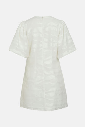Witte jurk met korte mouwen van Vila, met golvend patroon.
