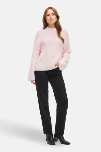 Roze trui met ronde hals van VILA, gedragen met zwarte jeans en zwarte enkellaarsjes.