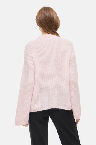 T-shirt rose avec col rond de VILA®, vu de l'arrière, avec des manches longues et une texture rayée, associé à un pantalon noir.