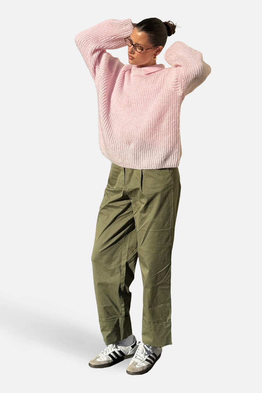 T-shirt rose avec col rond de VILA®, associé à un pantalon en coton vert et des baskets blanches.