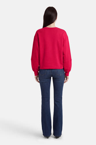 Pull rose de VILA®, à manches longues, combiné avec un jean foncé.
