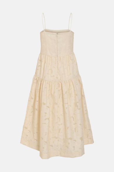 Robe crue VILA® avec des bandes de spaghettis et une jupe plissée.