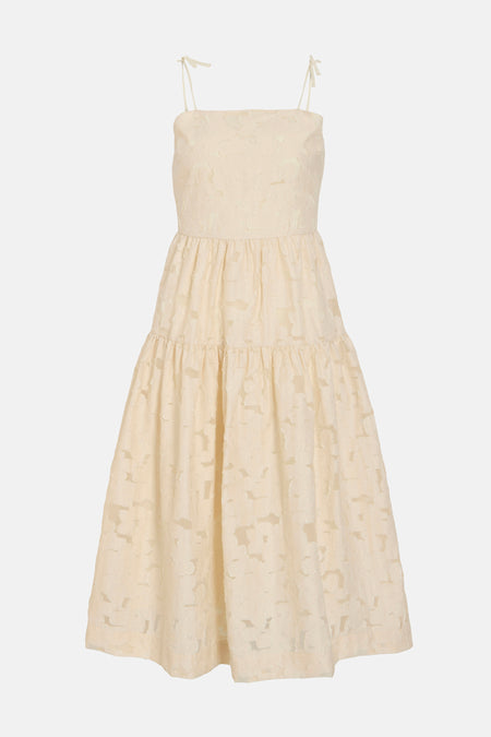 Robe longue écru de VILA®, avec des bretelles spaghetti et une jupe à plusieurs couches dotée d'un motif floral subtil.