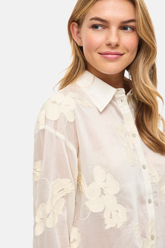 Blouse beige à manches longues de VILA, avec motif floral et fermeture à boutons.