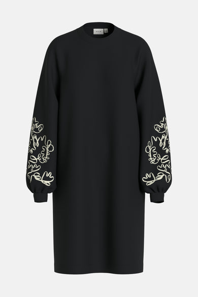 Robe noire à longues manches de VILA, avec des motifs de fleurs brodés sur les manches.
