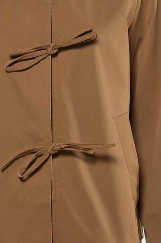 Manteau court beige de VILA®, avec boutons décoratifs et manches longues, gros plan.