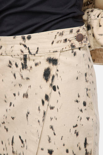 Jupe courte beige de VILA, avec un détail portefeuille et un motif abstrait à taches.