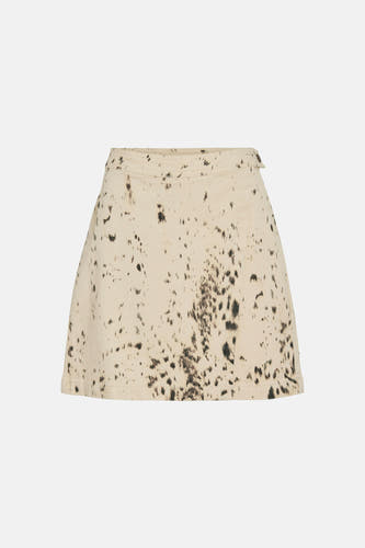 Jupe courte beige de VILA, avec un motif de taches noires et une coupe droite.