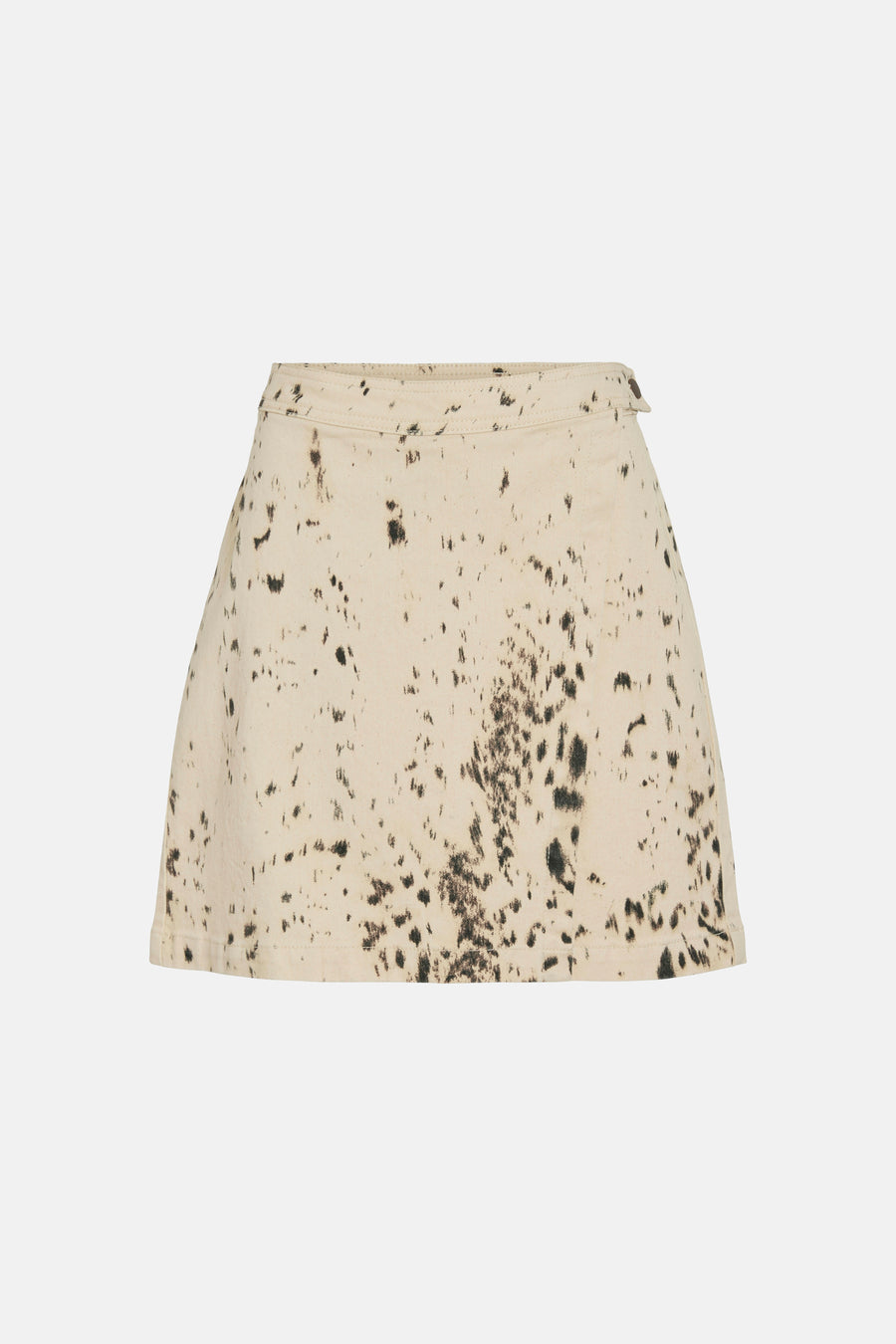 Jupe courte beige de VILA, avec un motif de taches noires et une coupe droite.