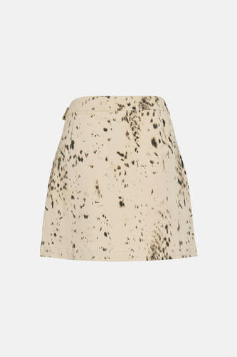 Jupe courte beige de VILA avec des taches marron et une ceinture avec une fermeture subtile.