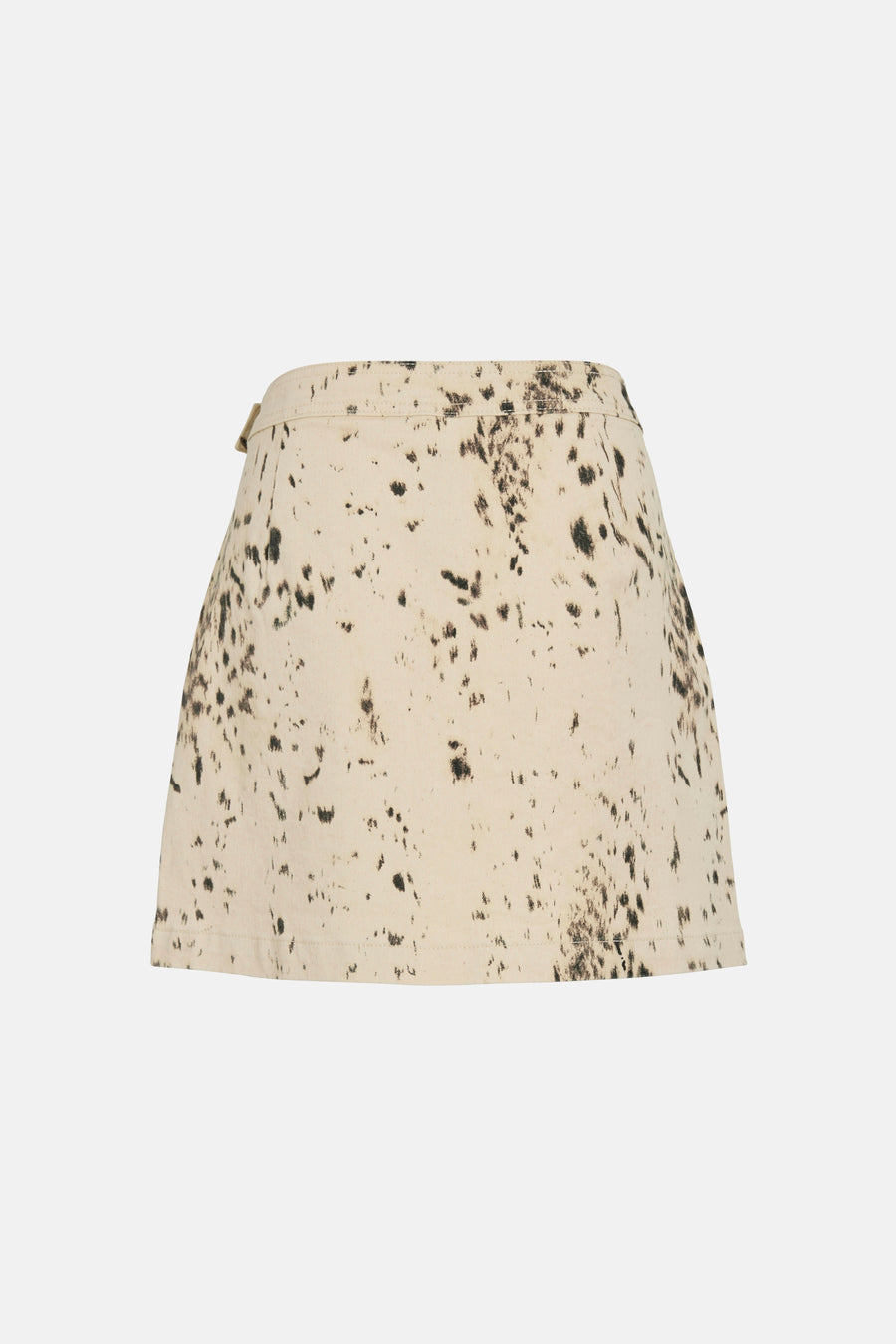 Jupe courte beige de VILA avec des taches marron et une ceinture avec une fermeture subtile.