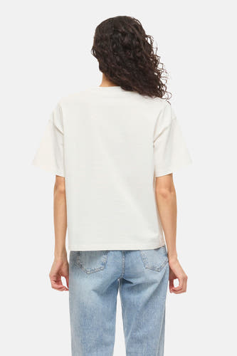 Wit T-shirt van VILA®, met korte mouwen en gedragen met een jeans.
