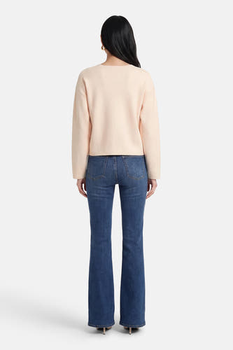 Gilet écru de VILA®, vue de dos, combiné avec un pantalon en jean bleu et des talons.