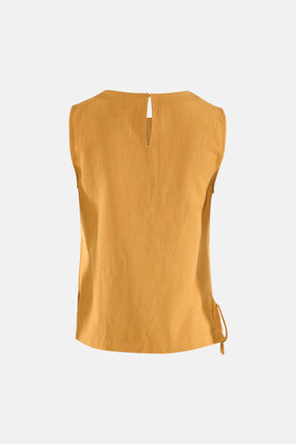 Chemisier sans manches jaune de VILA®, dos, en tissu texturé, avec découpe en trou de serrure et détails de nœud sur le côté.