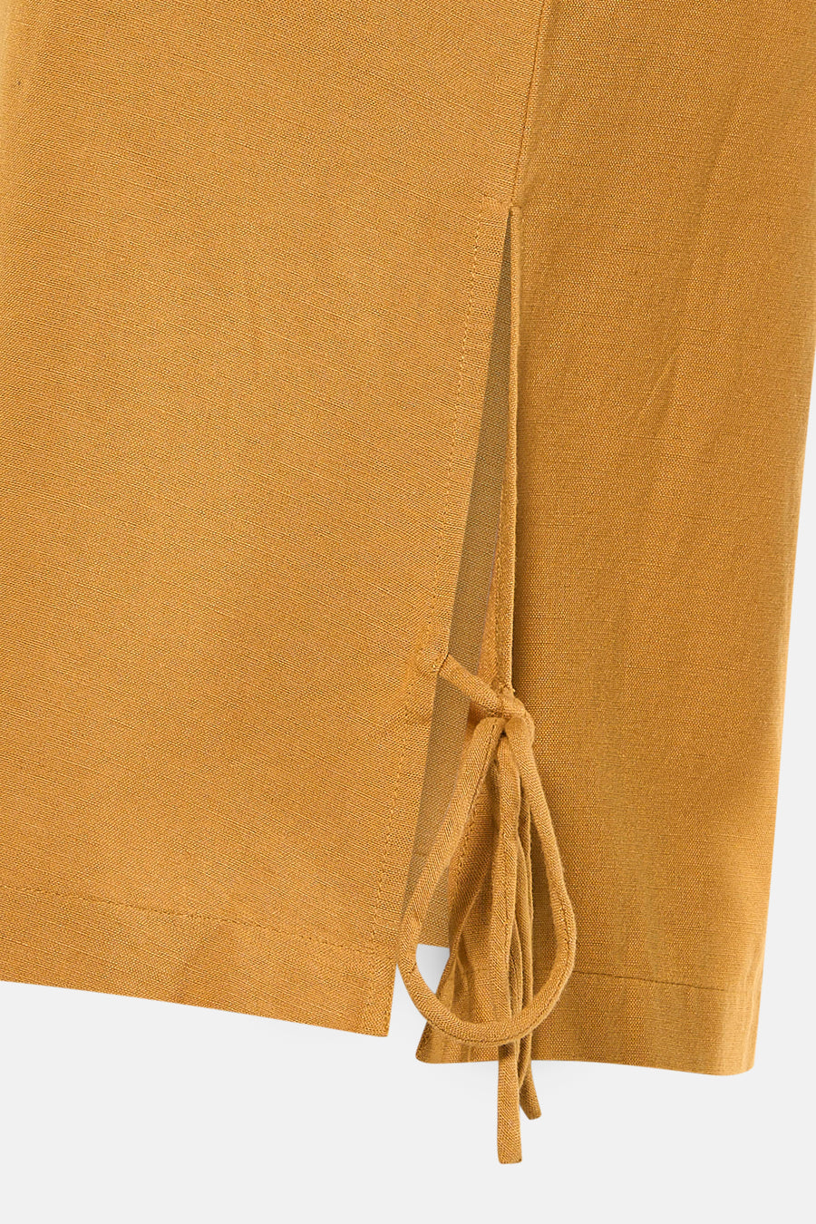 Chemisier jaune de VILA® en tissu tissé avec fente latérale et détail de nœud.