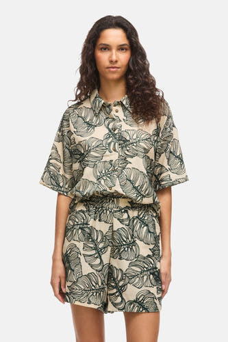 Chemise beige à manches courtes avec motif de feuilles vertes de VILA, combinée avec un short assorti et des sandales noires.