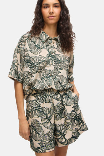 Chemise courte à manches courtes de couleur claire avec motif de feuilles structurées vertes de VILA®, avec boutons dorés et short assorti.