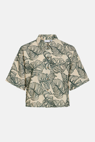 Chemise courte de VILA en blanc cassé avec motif de feuilles de monstera vertes, col rabattu et boutons marron.