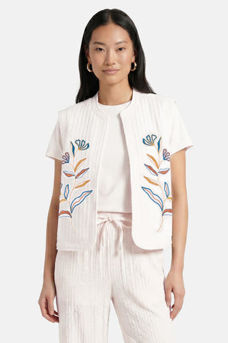Witte gilet met bloemen borduurwerk van VILA®, geribd materiaal, vooraanzicht, model draagt witte t-shirt en broek