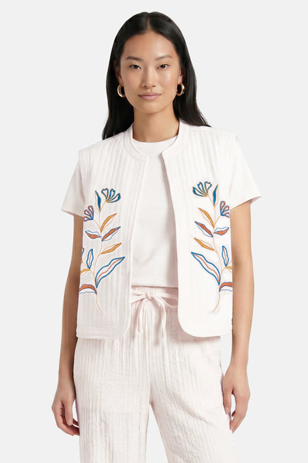 Witte gilet met bloemen borduurwerk van VILA®, geribd materiaal, vooraanzicht, model draagt witte t-shirt en broek