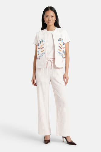 Witte gilet met geborduurde bloemen van VILA®, geribde textuur, front view, model draagt witte top en broek