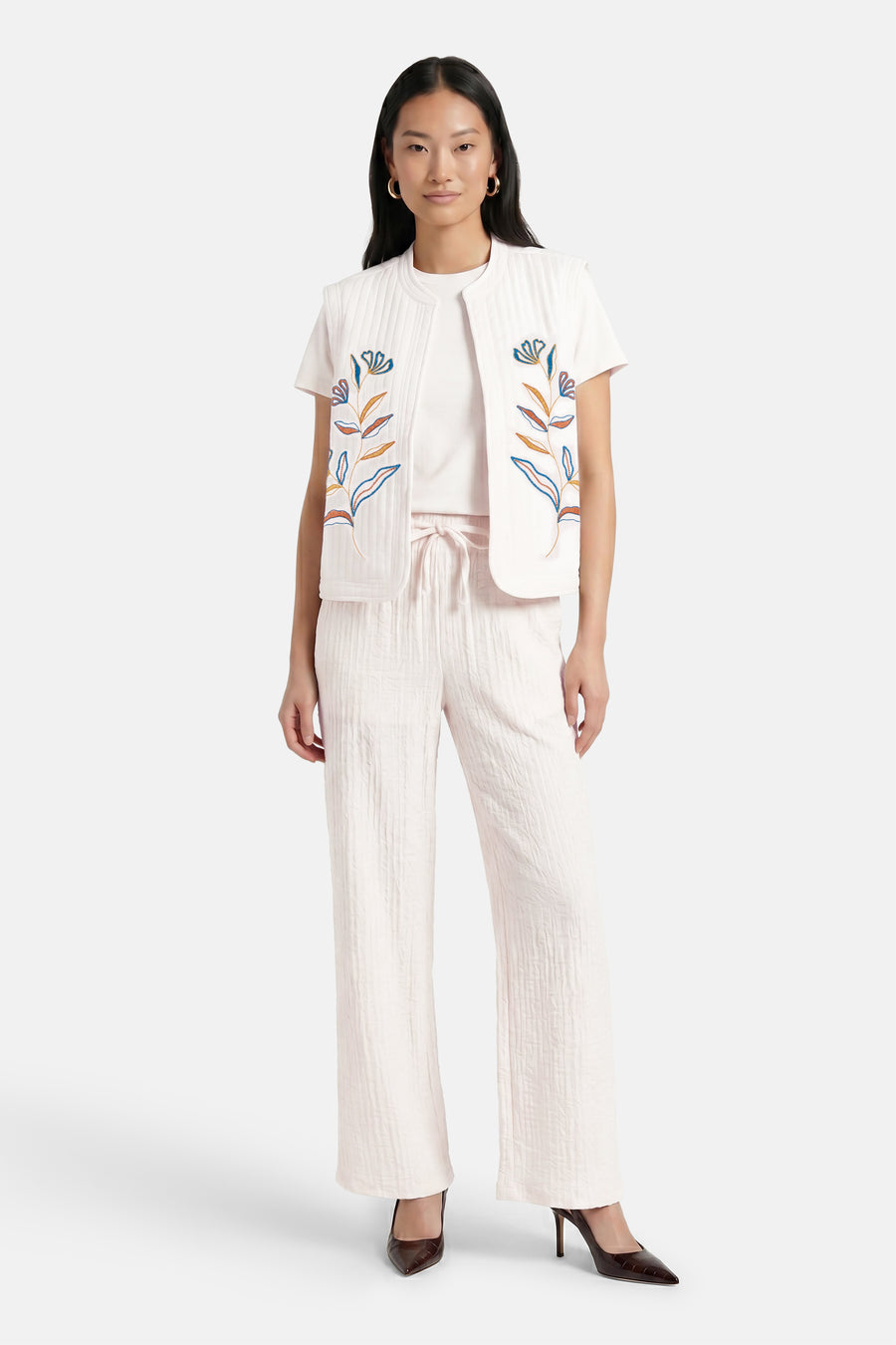 Witte gilet met geborduurde bloemen van VILA®, geribde textuur, front view, model draagt witte top en broek
