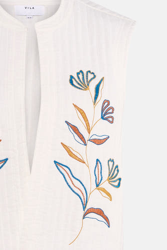Witte gilet van VILA® met fijne bloemen borduurwerk in blauw, oranje en goud, gestreept textuur, close-up voorzijde