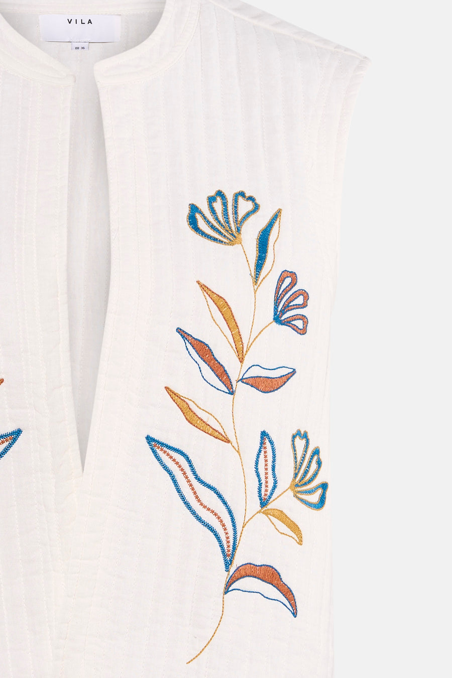 Witte gilet van VILA® met fijne bloemen borduurwerk in blauw, oranje en goud, gestreept textuur, close-up voorzijde