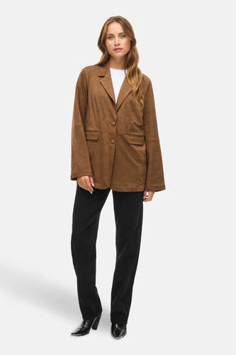 Manteau court brun de VILA, avec des manches longues, une fermeture à boutons et des poches brodées, porté avec un pantalon noir et des bottes.