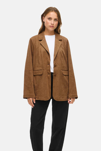 Veste brune de VILA®, avec revers et longues manches, associée à un chemisier blanc et un pantalon noir.