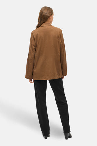 Manteau brun de VILA, vu de l'rièrerière combiné avec une avecche noire et des talons.