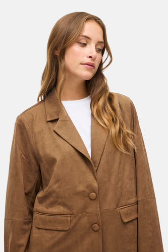 Manteau court brun de VILA, avec des manches longues, une fermeture à boutons et un col revers.