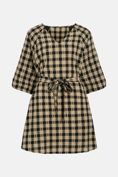 Robe noire à longues manches de VILA®, avec un motif à carreaux et une ceinture à la taille, vue arrière.