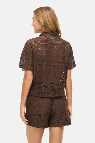 Chemise marron à manches courtes de VILA® avec motif ajouré, portée par un mannequin avec un short assorti, vue de dos.