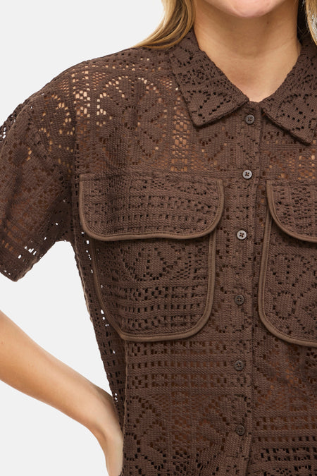 Chemise marron à manches courtes de VILA® avec motif ajouré au crochet, col et poches passepoilées.
