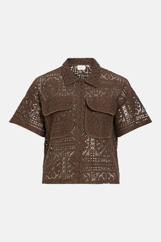 Chemise marron à manches courtes de VILA, en dentelle ajourée avec fermeture à boutons et deux poches poitrine.