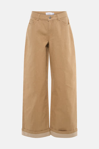 Jean de couleur beige de VILA®, avec jambes larges et ourlet retroussé, combiné avec un t-shirt noir et des escarpins transparents.