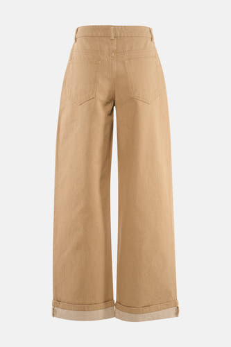 Beige gekleurde jeans van VILA, gezien van achteren, met wijde pijpen en opgerolde zoom.