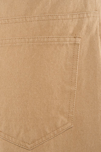 Jean de couleur beige de VILA® avec un détail de poche arrière et des coutures dans le tissu.