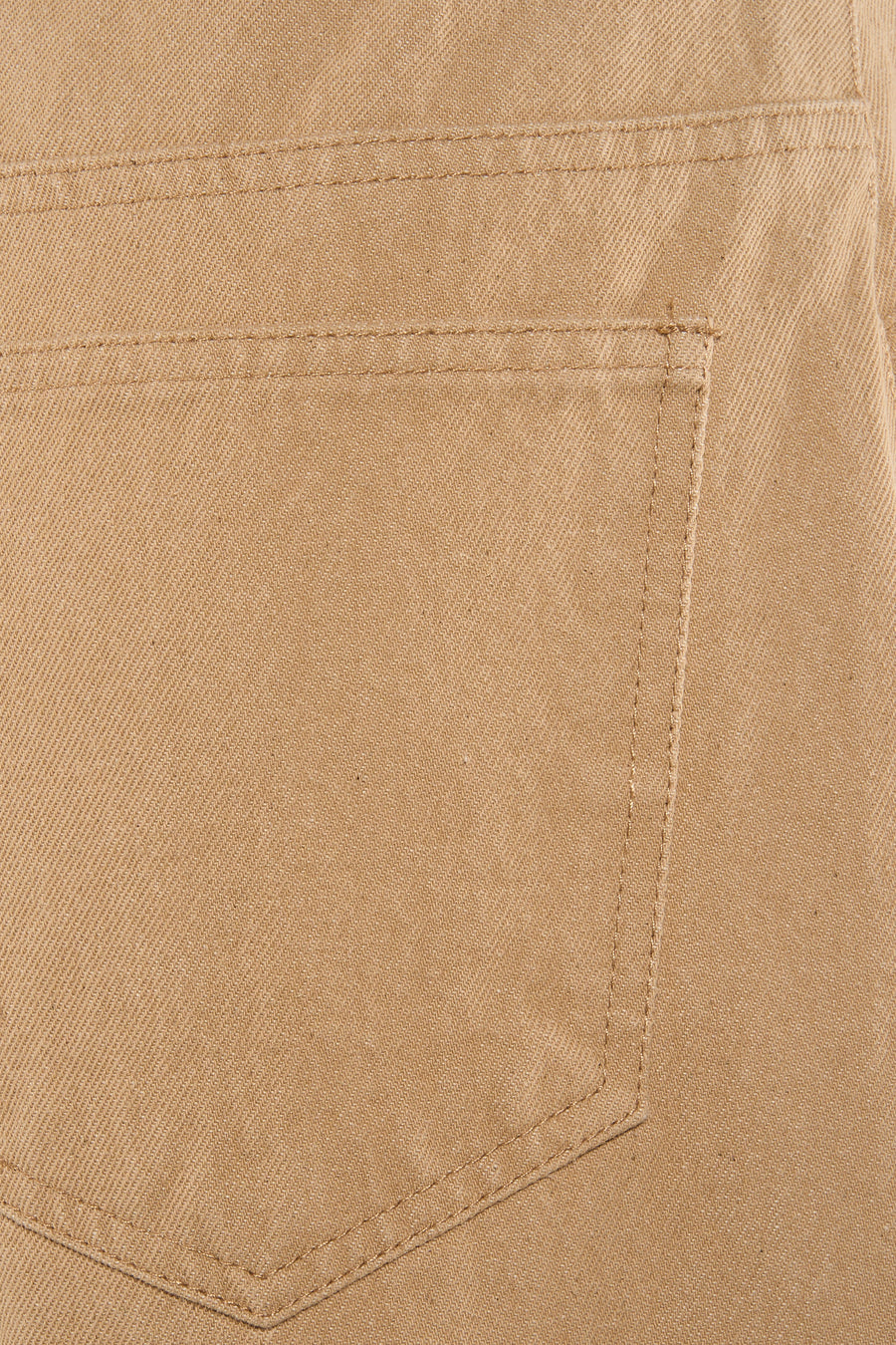 Jean de couleur beige de VILA® avec un détail de poche arrière et des coutures dans le tissu.
