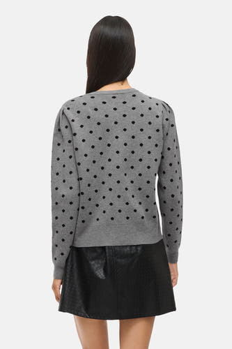 Gilet gris de VILA®, avec des manches longues et un motif à carreaux noirs, associé à une jupe en cuir noir.