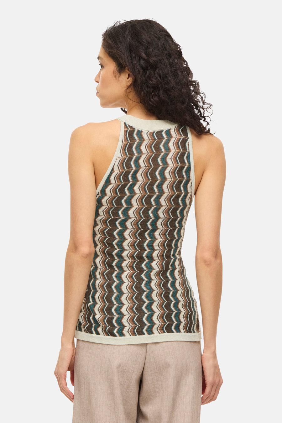 Débardeur marron de Vila, avec un motif zigzag en marron, beige et vert.