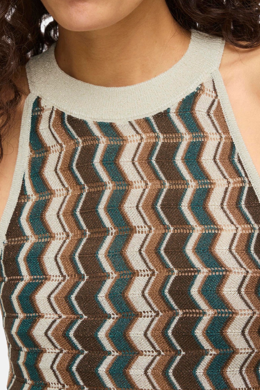Débardeur marron de VILA®, avec un motif en zigzag marron, blanc et vert.