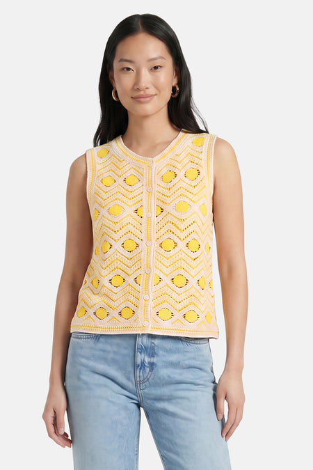 Gele gebreide gilet met geometrisch patroon en knopen van VILA®, gedragen met lichtblauwe jeans, front view